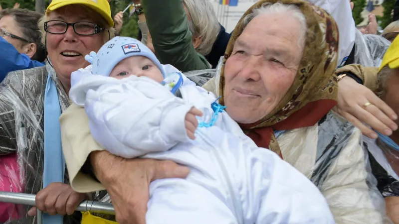 Papa in Romania | Una nonna romena che mostrava il nipote a Papa Francesco durante la tappa da Iasi del viaggio in Romania | Vatican News