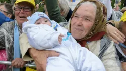 Una nonna romena che mostrava il nipote a Papa Francesco durante la tappa da Iasi del viaggio in Romania / Vatican News