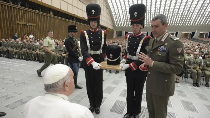 Il Papa e i Granatieri di Sardegna  |  | Vatican Media 