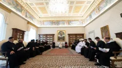 Papa Francesco qualche giorno fa con i monaci ortodossi orientali / Vatican Media 