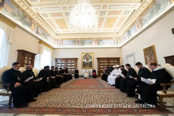Papa Francesco qualche giorno fa con i monaci ortodossi orientali / Vatican Media 