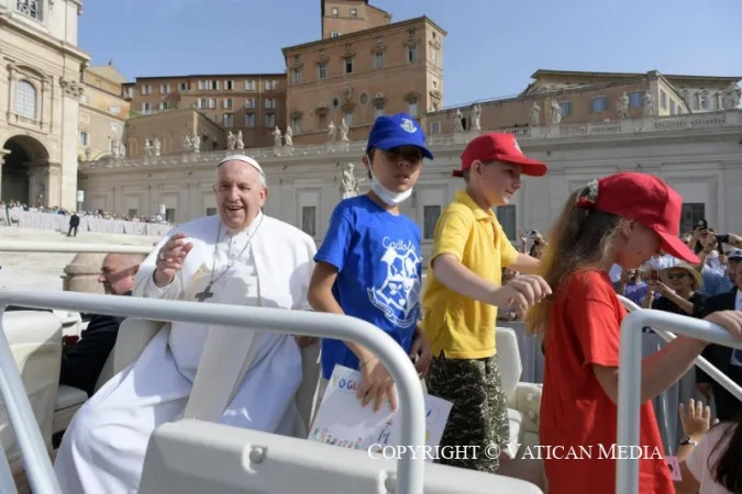Il Papa e alcuni bambini |  | Vatican Media / ACI group