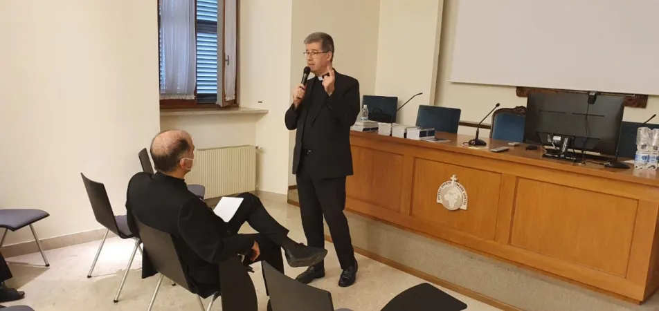 Monsignor Philippe Curbelié durante un incontro alle Pontificie Opere Missionarie | ppomm.va