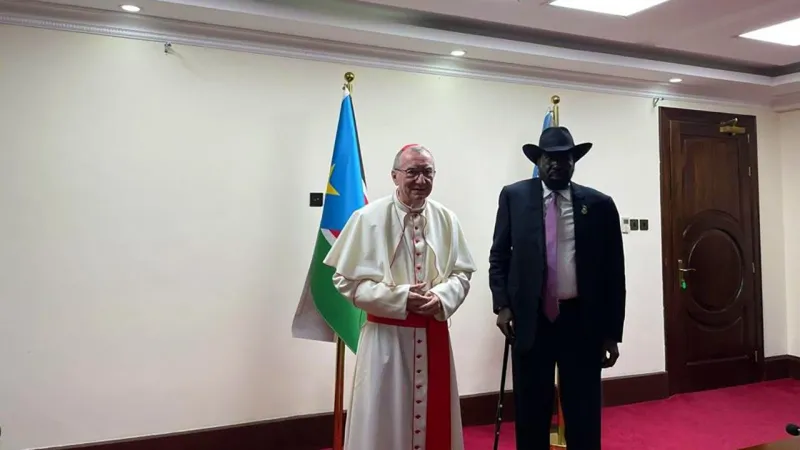 Il Cardinale Pietro Parolin con il presidente sud sudanese Salva Kiier | Vatican Media / Cernuzio