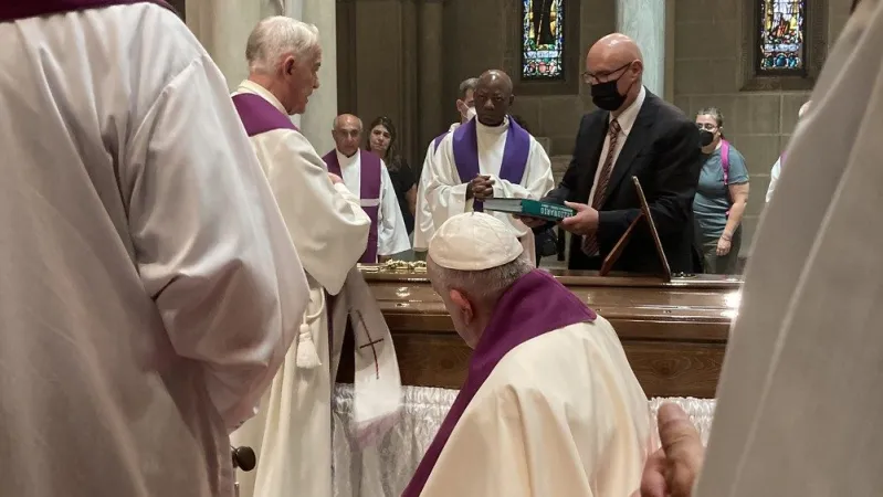 Papa Francesco ai funerali di padre Fares |  | Vatican Media / ACI Group