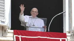 Papa Francesco saluta al termine di un Angelus / Vatican Media  / ACI Group