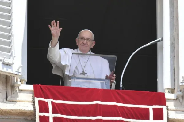 Papa Francesco saluta al termine di un Angelus / Vatican Media  / ACI Group