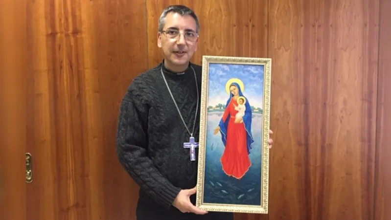 Il vescovo della diocesi di Santissima Trinità in Almaty, José Luís Mumbiela Sierra con il quadro donato a Papa Francesco  |  | Vaticannews.va