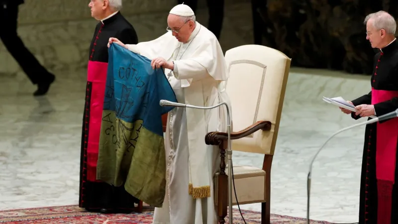 Papa Francesco con la bandiera ucraina proveniente dalla città martire di Bucha
 | Vatican Media 