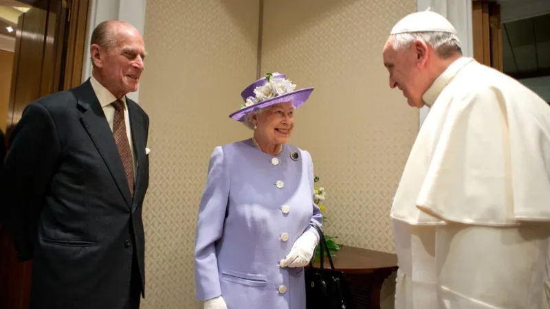 Papa Francesco e la Regina Elisabetta con il Principe Filippo nel 2014 | Vatican News