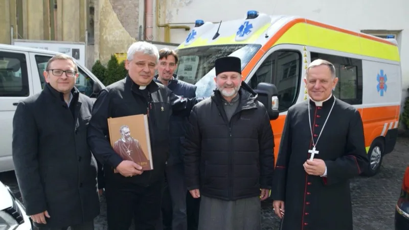 Il Cardinale Krajewski durante una delle sue spedizioni in Ucraina | Vatican News