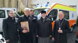 Il Cardinale Krajewski durante una delle sue spedizioni in Ucraina / Vatican News