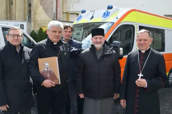 Il Cardinale Krajewski durante una delle sue spedizioni in Ucraina / Vatican News