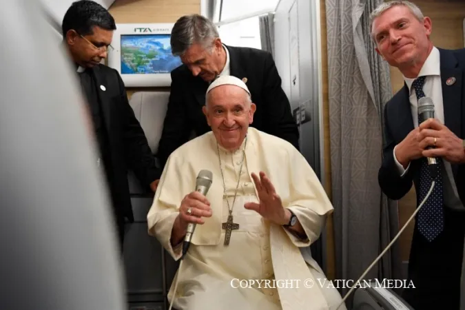 Papa Francesco durante un viaggio | Vatican Media / ACI Group
