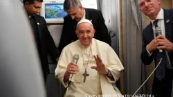 Papa Francesco durante un viaggio / Vatican Media / ACI Group