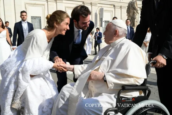 Il papa con una coppia di sposi |  | Vatican media / ACI group
