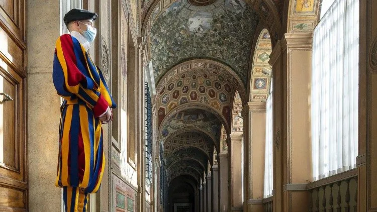 Una guardia svizzera in servizio nei corridoi della Prima Loggia |  | Vatican Media / ACI group