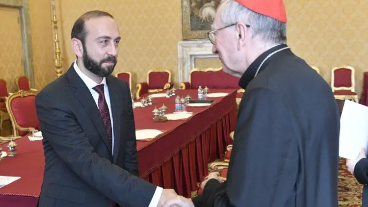 Il cardinale Pietro Parolin con il ministro degli Esteri armeno Ararat Mirzoyan | Vatican Media