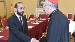 Il cardinale Pietro Parolin con il ministro degli Esteri armeno Ararat Mirzoyan / Vatican Media