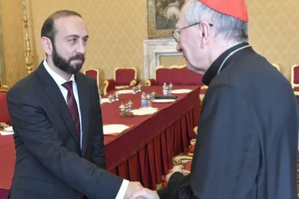 Il cardinale Pietro Parolin con il ministro degli Esteri armeno Ararat Mirzoyan / Vatican Media