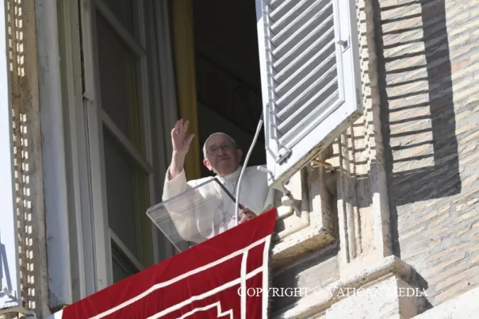 Papa Francesco, Angelus | Papa Francesco saluta al termine di un Angelus | Vatican Media