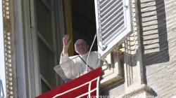 Papa Francesco saluta al termine di un Angelus / Vatican Media
