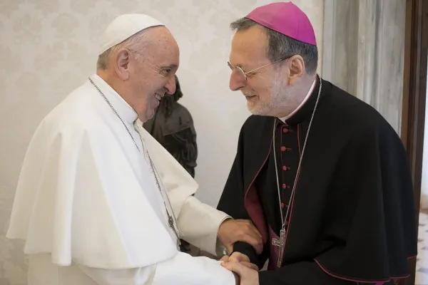 Papa Francesco con l'arcivescovo Claudio Gugerotti nel 2020. Gugerotti è stato nominato oggi prefetto del Dicastero per le Chiese Orientali / Vatican News 