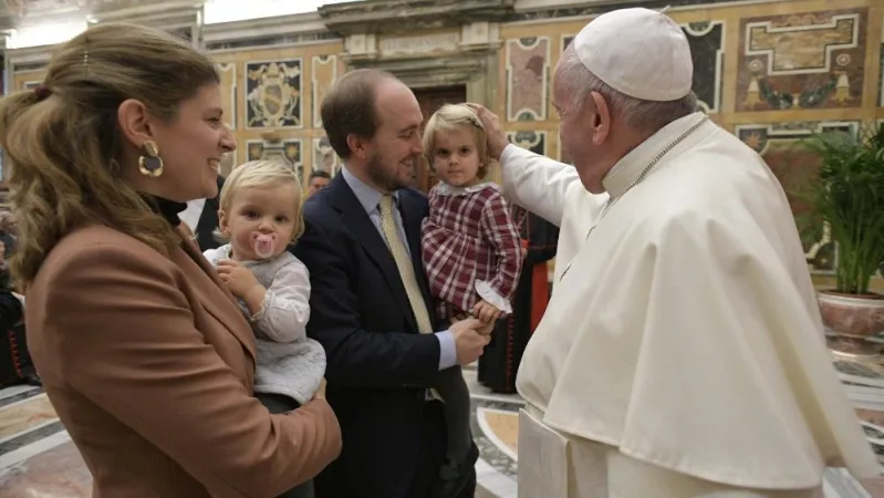 Il Papa con una famiglia |  | Vatican Media / ACI Group