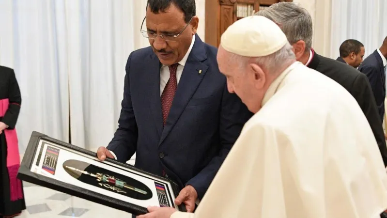 Papa Francesco e il Presidente del Niger |  | Vatican Media 