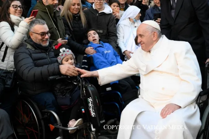 Papa Francesco con alcuni malati |  | Vatican Media / ACI group
