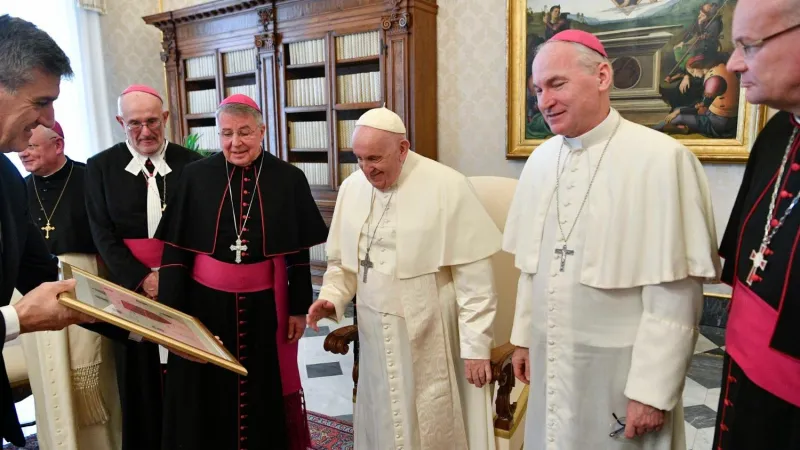 Papa Francesco e Membri del Consiglio primaziale della Confederazione dei Canonici Regolari di Sant’Agostino. |  | Vatican Media 