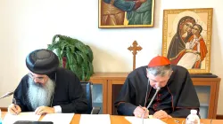 La firma del documento "I sacramenti nella vita della Chiesa" da parte del Cardinale Kurt Koch, presidente del Dicastero per la Promozione dell'Unità dei Cristiani, e il Vescovo copto ortodosso Kyrillos di Los Angeles / PCPUC