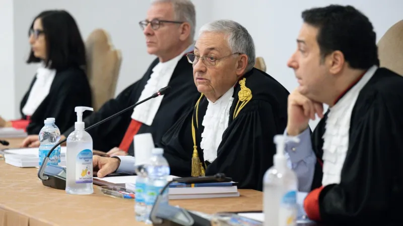 Il presidente Pignatone, al centro, con gli altri giudici del Tribunale Vaticano al processo sulla gestione di fondi della Segreteria di Stato | Vatican Media 