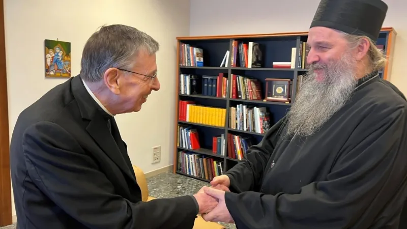 Il Cardinale Koch con il vescovo serbo ortodosso Andrej, Dicastero per la Promozione dell'Unità dei Cristiani, 26 aprile 2023 | PCPUC
