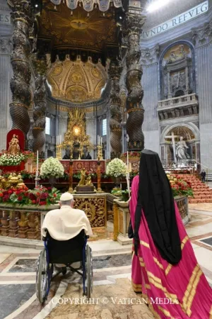 Papa Francesco e Job di Pisidia in preghiera davanti la tomba di Pietro, Basilica di San Pietro, 29 giugno 2023 | Vatican Media / ACI Group