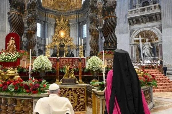 Papa Francesco e Job di Pisidia in preghiera davanti la tomba di Pietro, Basilica di San Pietro, 29 giugno 2023 / Vatican Media / ACI Group