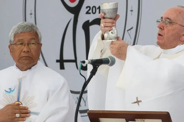 Papa Francesco e il cardinale coreano You durante una celebrazione / Vatican Media