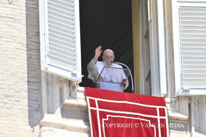 Papa Francesco, Angelus | Papa Francesco dalla finestra dello studio del Palazzo Apostolico per un Angelus | Vatican Media / ACI Group