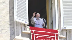 Papa Francesco dalla finestra dello studio del Palazzo Apostolico per un Angelus / Vatican Media / ACI Group