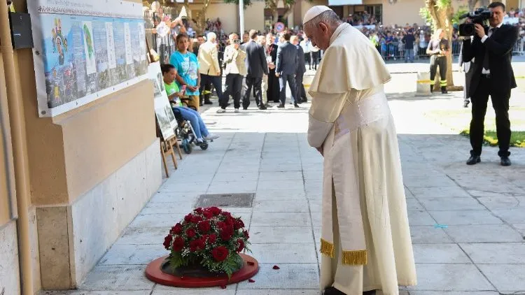 Papa Francesco a Palermo nel 2018 di fronte il luogo dell'omicidio del Beato Pino Puglisi | Vatican Media / ACI Group