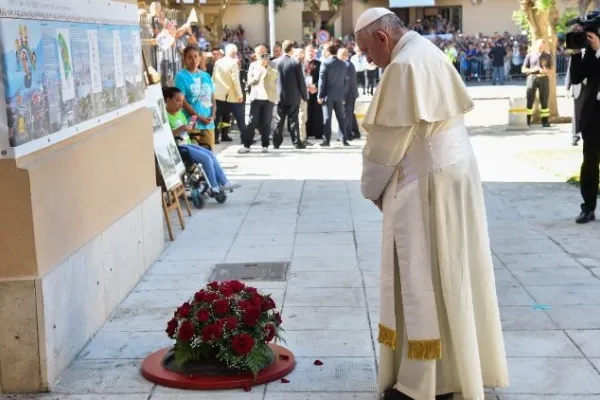 Papa Francesco a Palermo nel 2018 di fronte il luogo dell'omicidio del Beato Pino Puglisi / Vatican Media / ACI Group