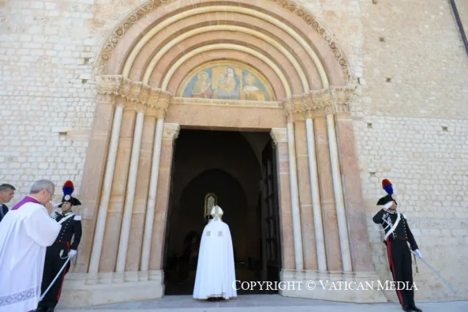 Papa Francesco apre la Porta Santa a Collemaggio |  | Vatican Media / ACI Group