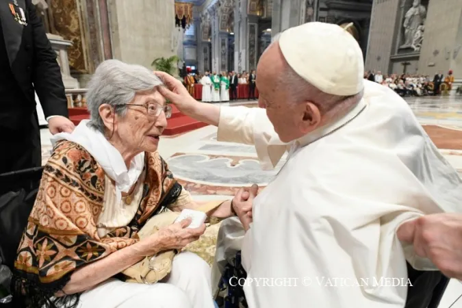 Papa Francesco e un'anziana |  | Vatican Media / ACI Group