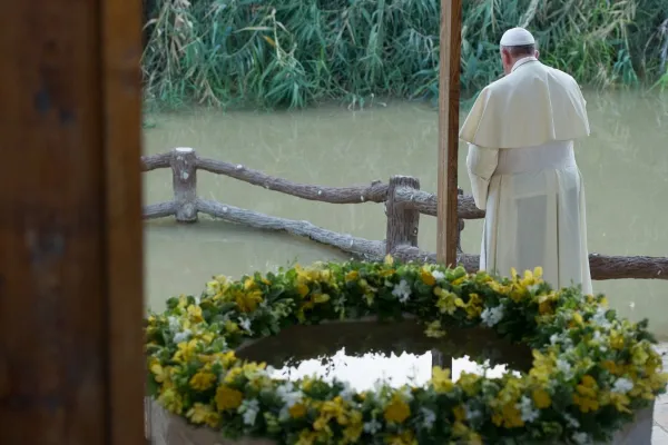 Papa Francesco davanti il fiume Giordano nel 2014 / Vatican Media