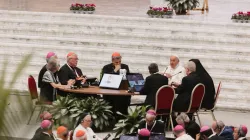 Papa Francesco al tavolo centrale del Sinodo 2023 / Vatican Media / ACI Group