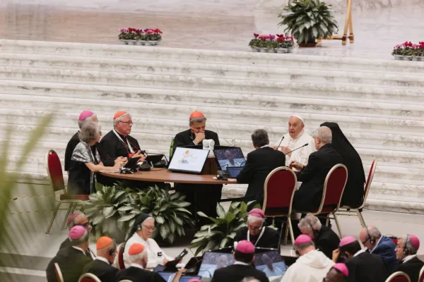 Papa Francesco al tavolo centrale del Sinodo 2023 / Vatican Media / ACI Group