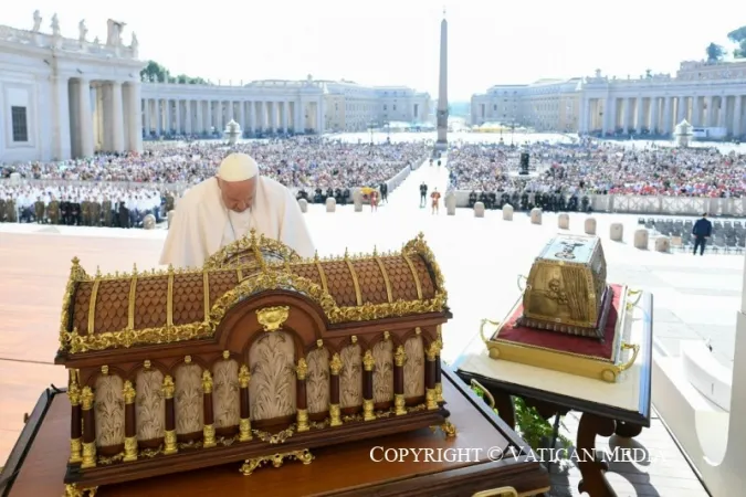 Il Papa prega sulle reliquie di Santa Teresina |  | Vatican Media / ACI Group