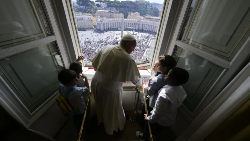 Papa Francesco e i bambini lo scorso 1 ottobre |  | Vatican Media / ACI group