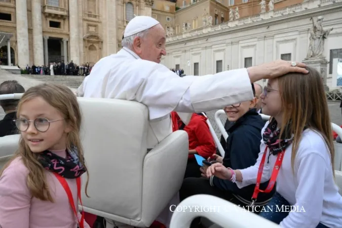 Papa Francesco con alcuni bambini |  | Vatican Media / ACI group