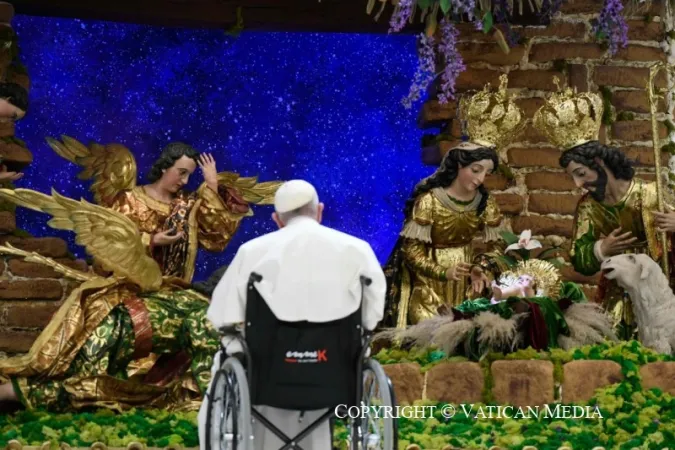 Il Papa davanti al presepe dello scorso anno in Aula Paolo VI |  | Vatican Media / ACI Group